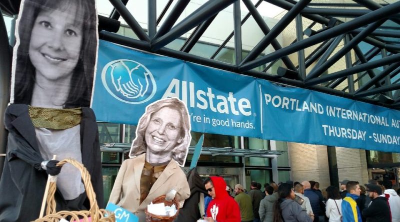 Activists bring ASOTRECOL’s struggle to Portland Autoshow using larger-than-life puppets.